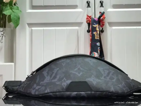 Official oldcobbler BUMBAG VUITTON DISCOVERY LOUIS 0705